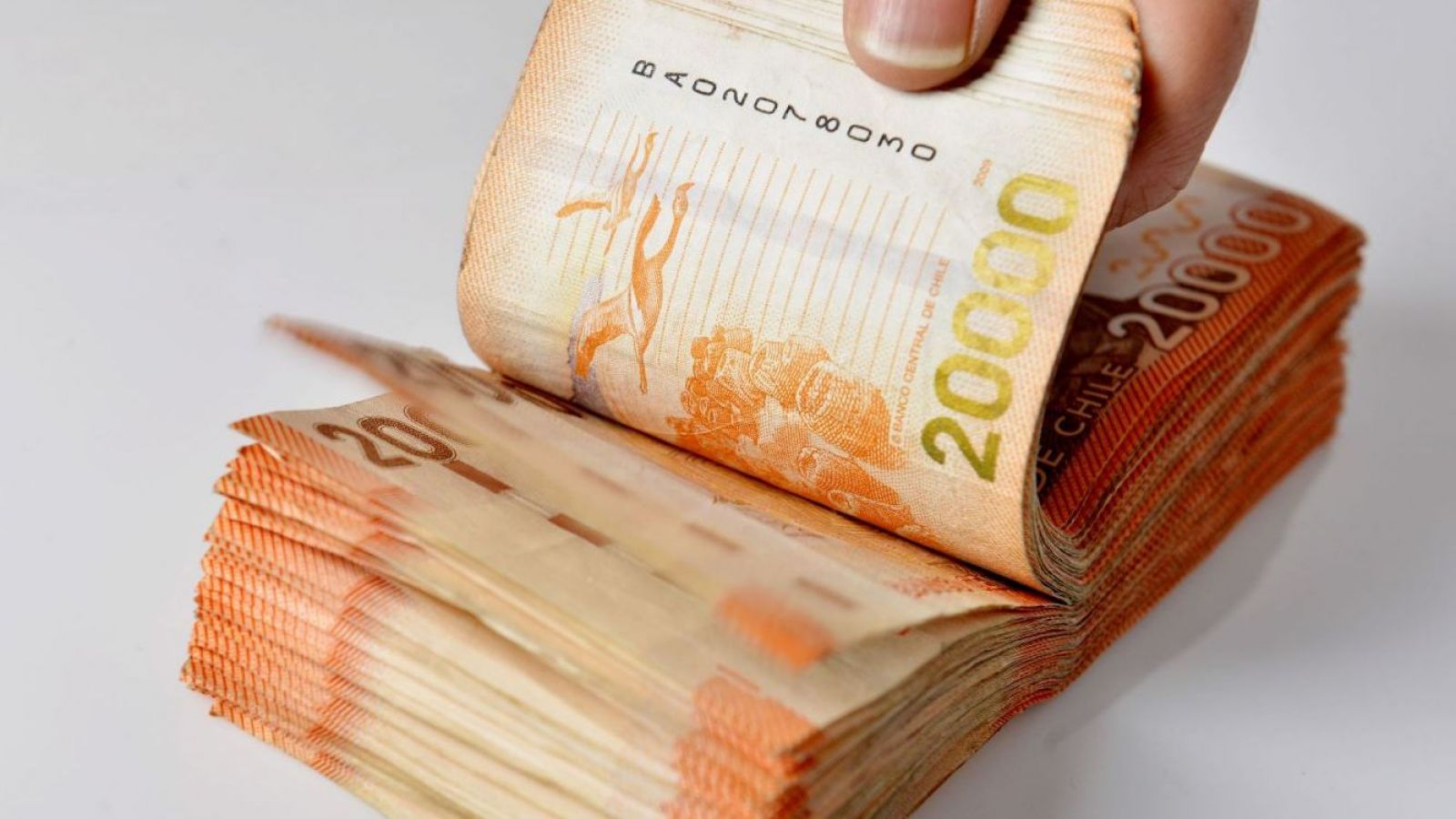El Gobierno se juega la vida para salvar el alza de $14 mil en el sueldo mínimo