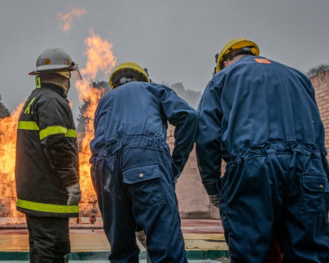 Seremi de Salud vacuna a bomberos tras emergencias por sistema frontal