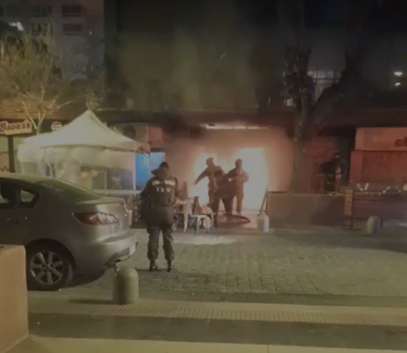 Explosión por cilindro de gas sorprende a Bomberos durante incendio en Viña del Mar