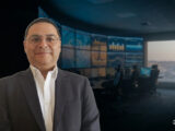 David Kubota ante los tableros de una sala de control minera