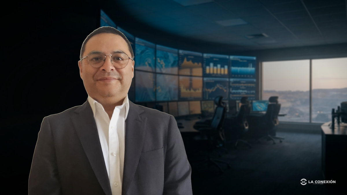 David Kubota ante los tableros de una sala de control minera