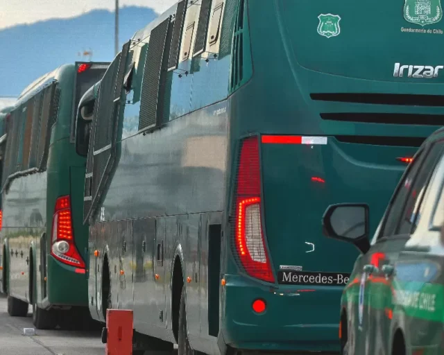 Gendarmería y policías desarrollan masivo traslado de 540 reos por emergencia climática en Tocopilla