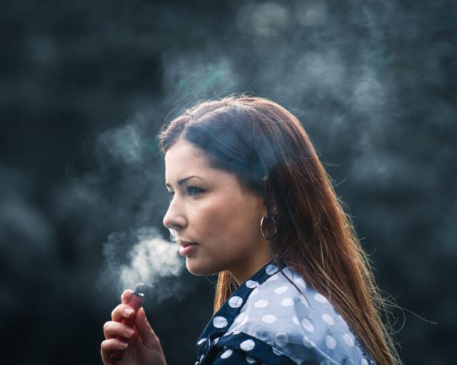 Encuesta revela que 33% de adolescentes chilenos ha usado cigarrillo electrónico