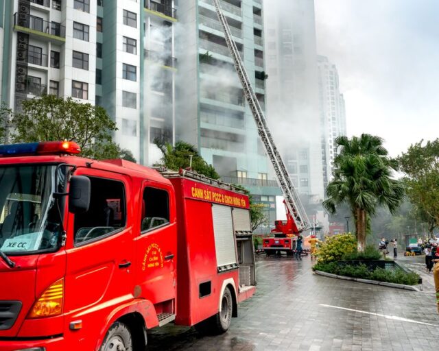 Hombre fallece al caer desde piso 28 durante incendio en Estación Central