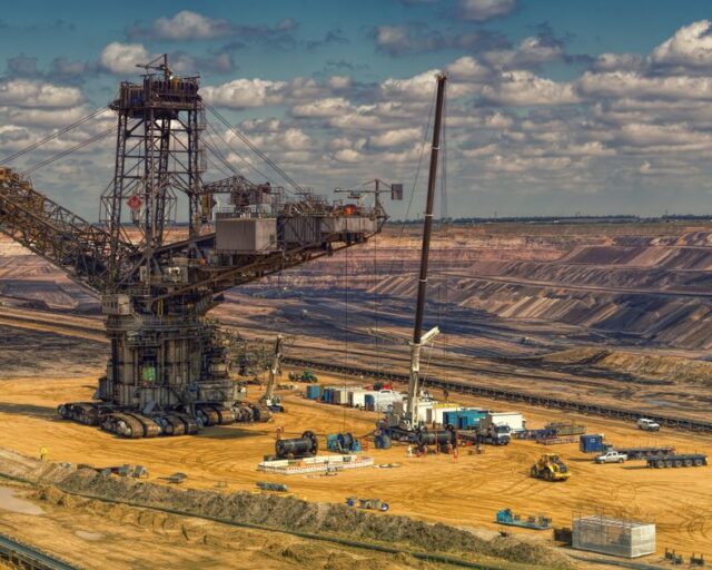Sindicatos de Codelco piden reinvertir excedentes y reducir contratistas