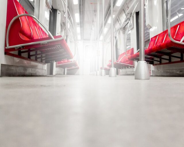 Hombre de 65 años limpia pasamanos del Metro desde 2020 y solicita cooperación voluntaria