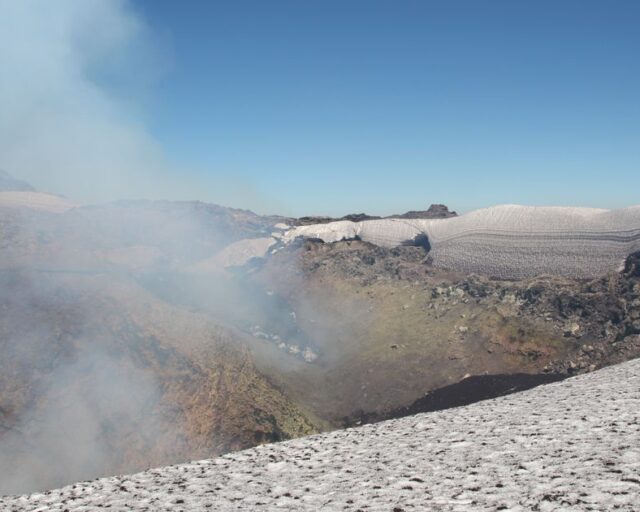 Volcán Villarrica registra emisión de piroclastos y Senapred mantiene alerta técnica verde
