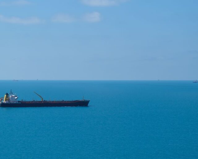 Precio del petróleo cae tras anuncio de posible acuerdo en estrecho de Ormuz