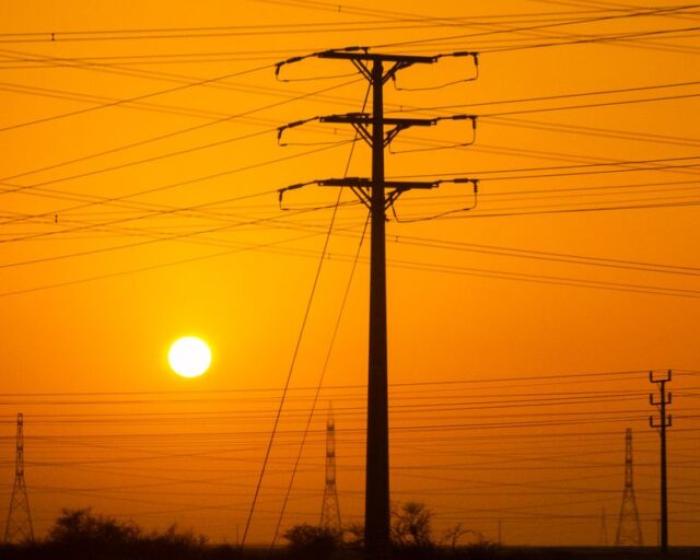 Enel programa interrupciones de suministro eléctrico en 11 comunas de la RM