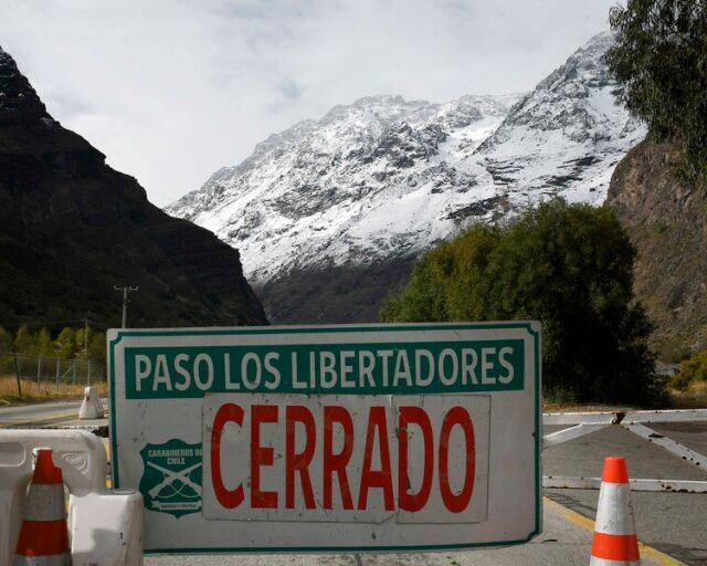 Paso Los Libertadores se mantendrá cerrado hasta la próxima semana: Más de 1.550 camiones permanecen varados