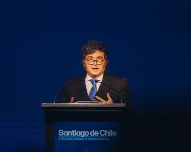 Desde Santiago, Milei arremetió contra la izquierda regional y elogió la gestión de José Antonio Kast en el Foro Madrid.