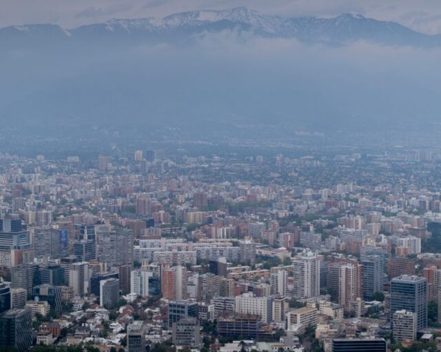 Incendio genera columna de humo en el centro de Santiago