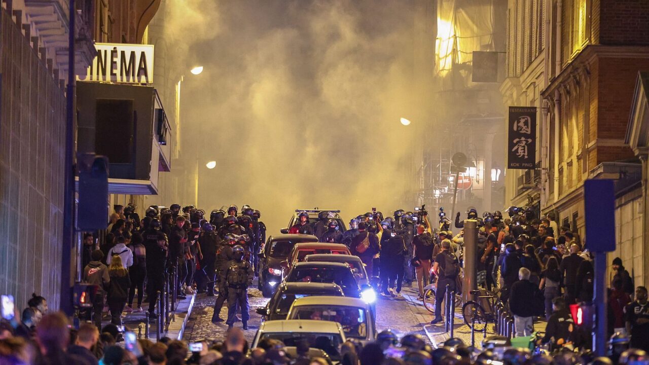 El histórico Ayuntamiento de Limoges queda al borde de la destrucción tras ser incendiado en medio de violentos desmanes en Francia