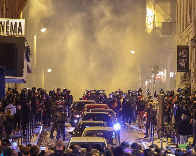 El histórico Ayuntamiento de Limoges queda al borde de la destrucción tras ser incendiado en medio de violentos desmanes en Francia
