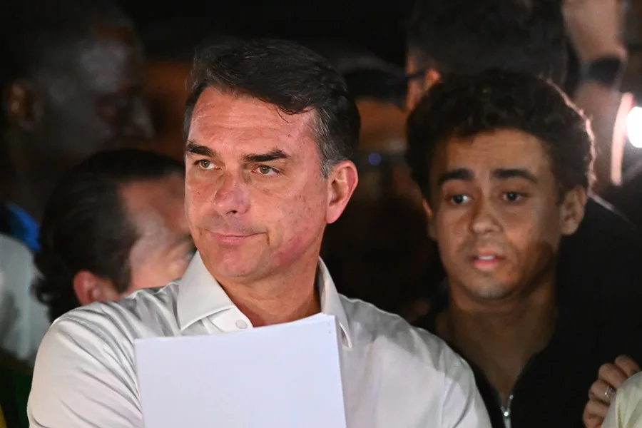 La Policía Federal de Brasil investiga si Flávio Bolsonaro intentó fugarse a Argentina para viajar a EE. UU.