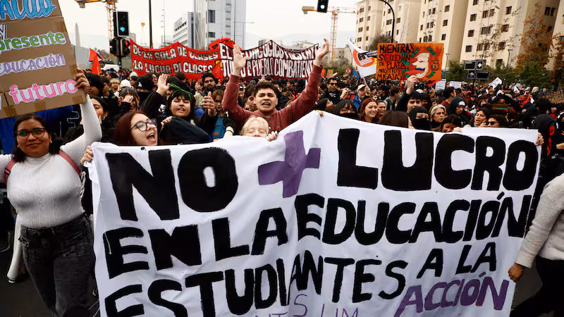 Incidentes y cortes de tránsito en la Alameda marcan jornada de protesta convocada por la Confech