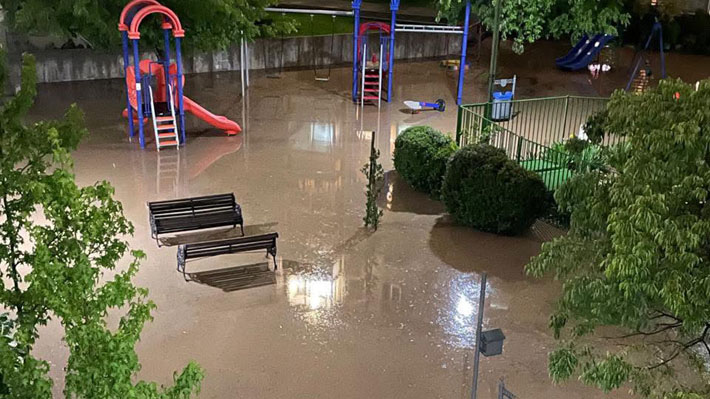 Nuevo sistema frontal golpea la zona oriente de la RM: Reportan casas inundadas y activación de quebradas en Las Condes y Lo Barnechea