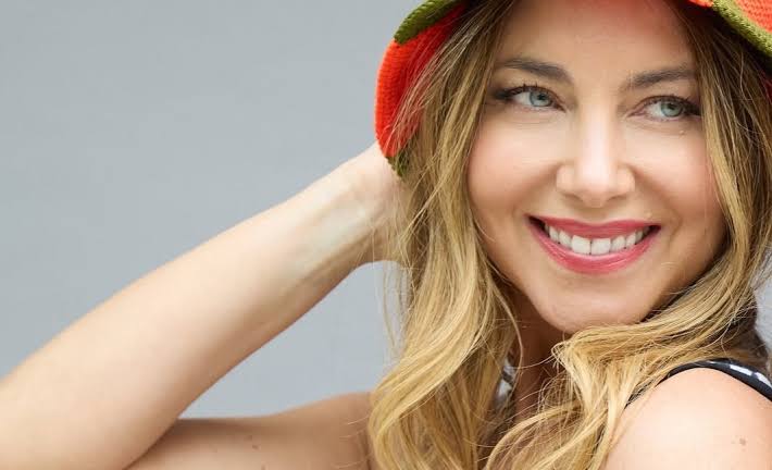 «Guapísima e inspiradora»: Mónica Godoy arrasa en redes sociales y recibe una ola de elogios tras posar en sensual sesión a sus 50 años