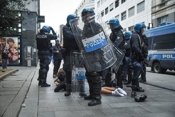 El Ejecutivo de Giorgia Meloni despliega 500 militares en Milán para contener violentos disturbios y evitar nuevos desórdenes