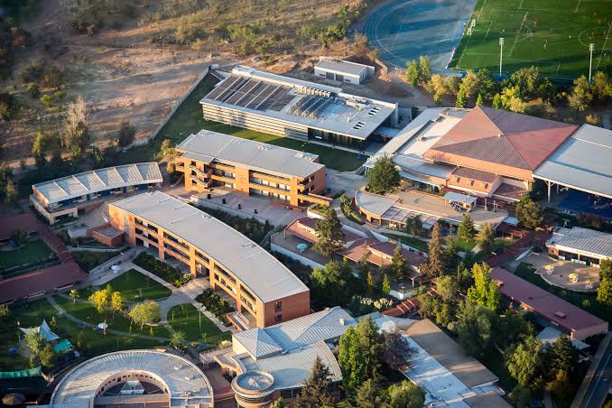 Últimos días para postular: Nido de Águilas ofrece becas del 100% a estudiantes de colegios públicos y subvencionados