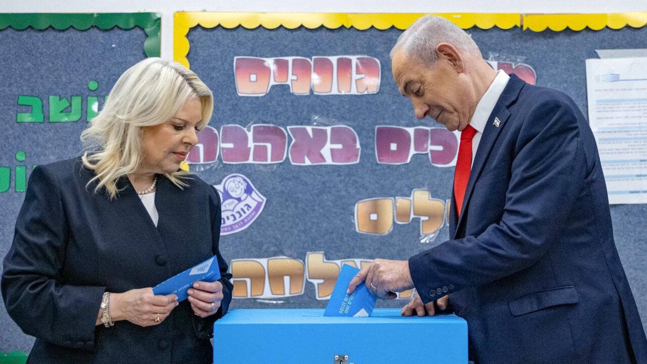 Benjamín Netanyahu vota junto a su esposa Sara en una jornada electoral decisiva para Israel