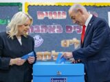 Benjamín Netanyahu vota junto a su esposa Sara en una jornada electoral decisiva para Israel