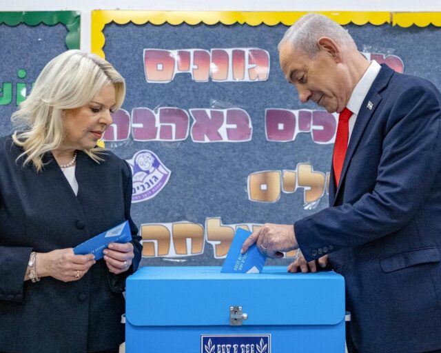 Benjamín Netanyahu vota junto a su esposa Sara en una jornada electoral decisiva para Israel