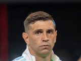 Esposa de Emiliano Martínez informa que arquero evoluciona tras lesión