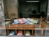 Dólar retrocede a $989 tras acercarse a los $1.000
