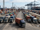 Camioneros bloquean puerto de San Antonio por alza de combustibles y peajes