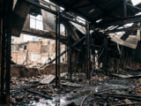 Incendio en edificio del centro de Santiago deja dos personas en estado grave